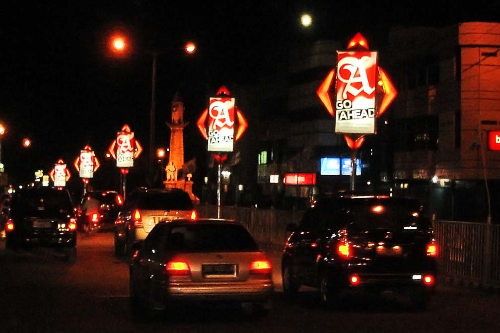 Cara Membuat Iklan Neon Box yang Menonjol di Keramaian Malam